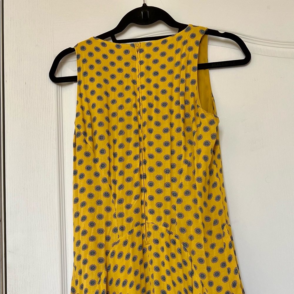 Womens flowy dress in size 6 in H & M brand.